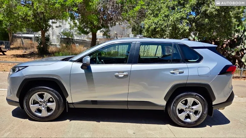 Toyota RAV4 с пробегом, 2023