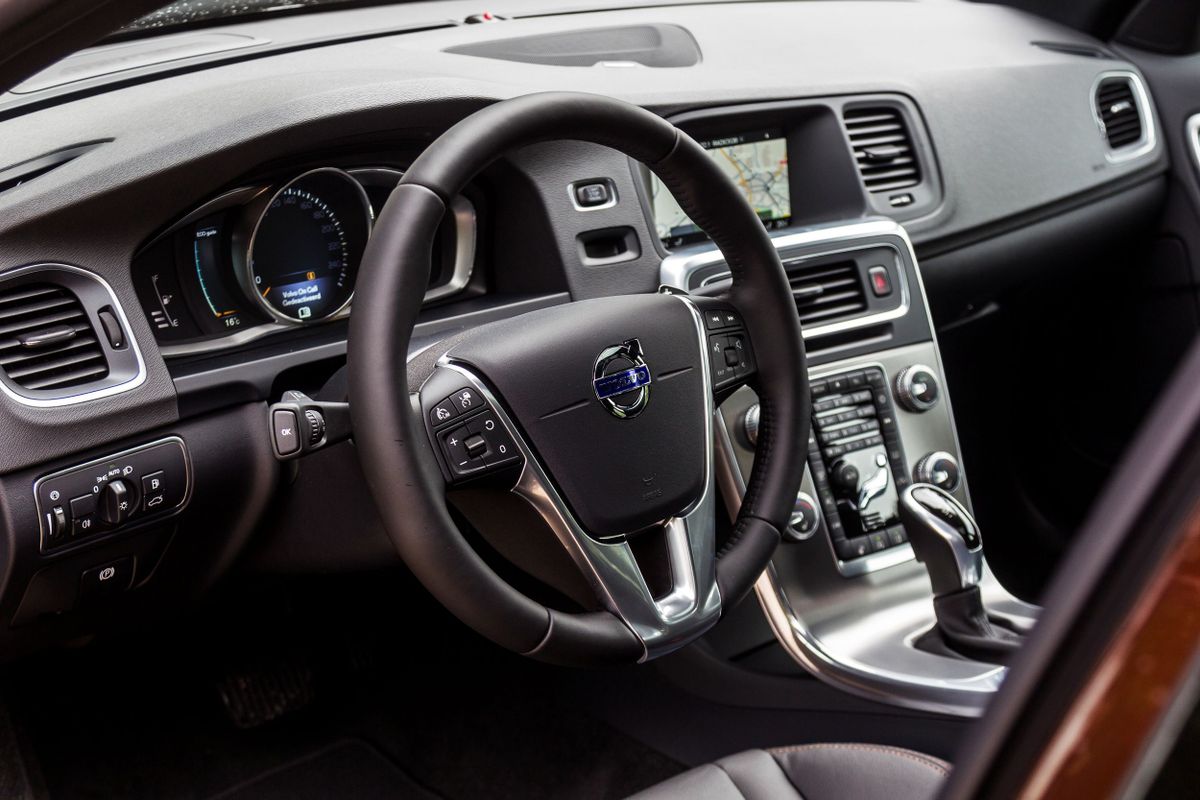 Volvo V60 Cross Country 2015. Steering wheel. Estate 5-door, 1 generation