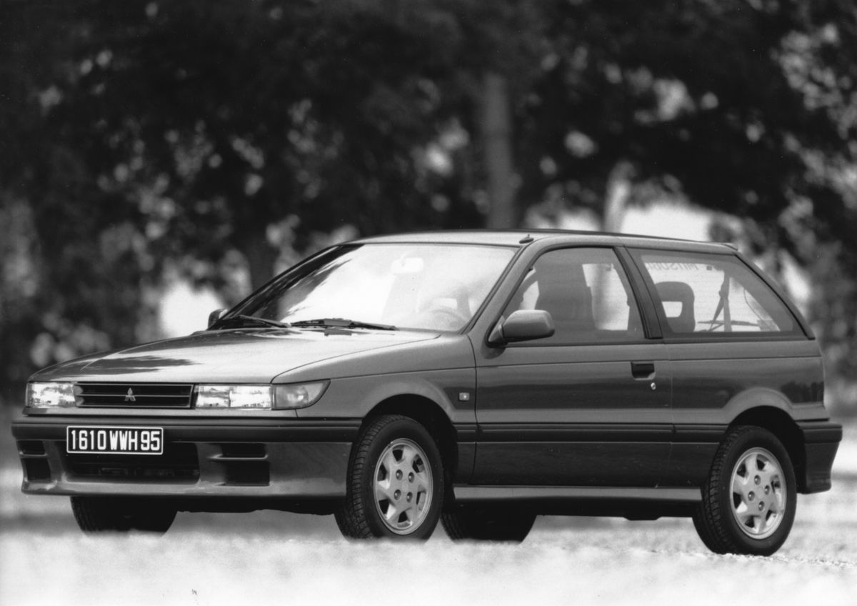 מיצובישי  קולט 1988. מרכב, צורה. האצ'בק 3 דלתות, 3 דור
