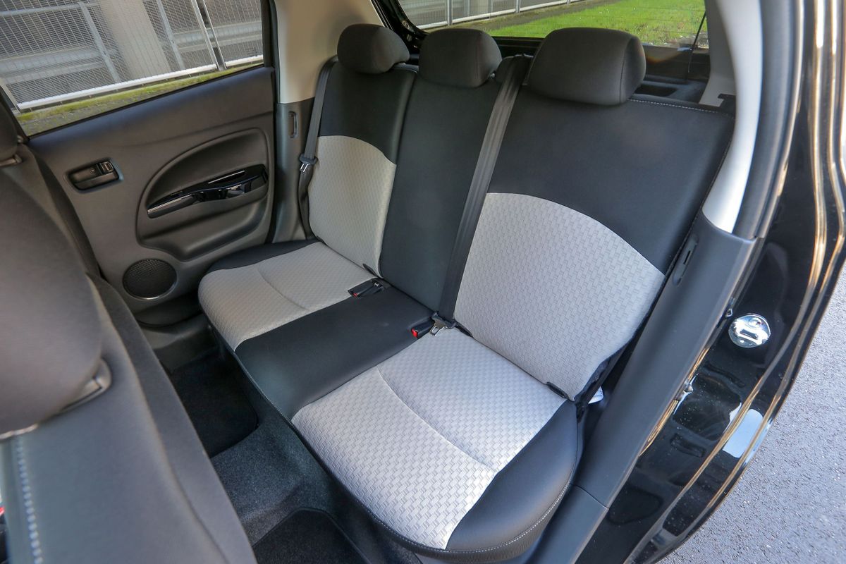 Mitsubishi Space Star 2016. Siéges arrières. Hatchback 5-portes, 2 génération, restyling