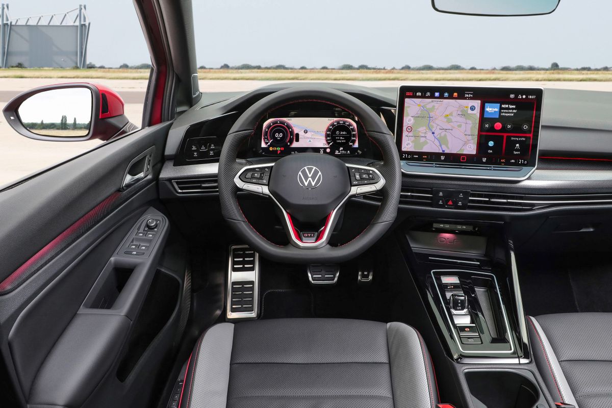 Фольксваген Гольф GTI 2024. Передние сидения. Хэтчбек 5 дв., 8 поколение, рестайлинг