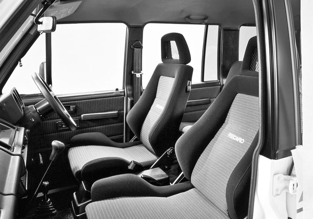سوبارو بيغ هورن ‏1988. المقاعد الأمامية. SUV ٥ أبواب, 1 الجيل