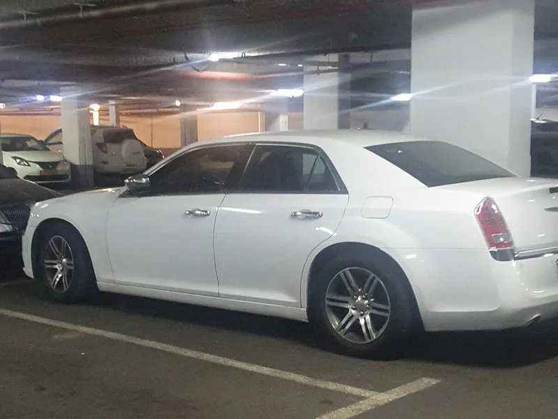 Chrysler 300C 2nd hand, 2013, private hand