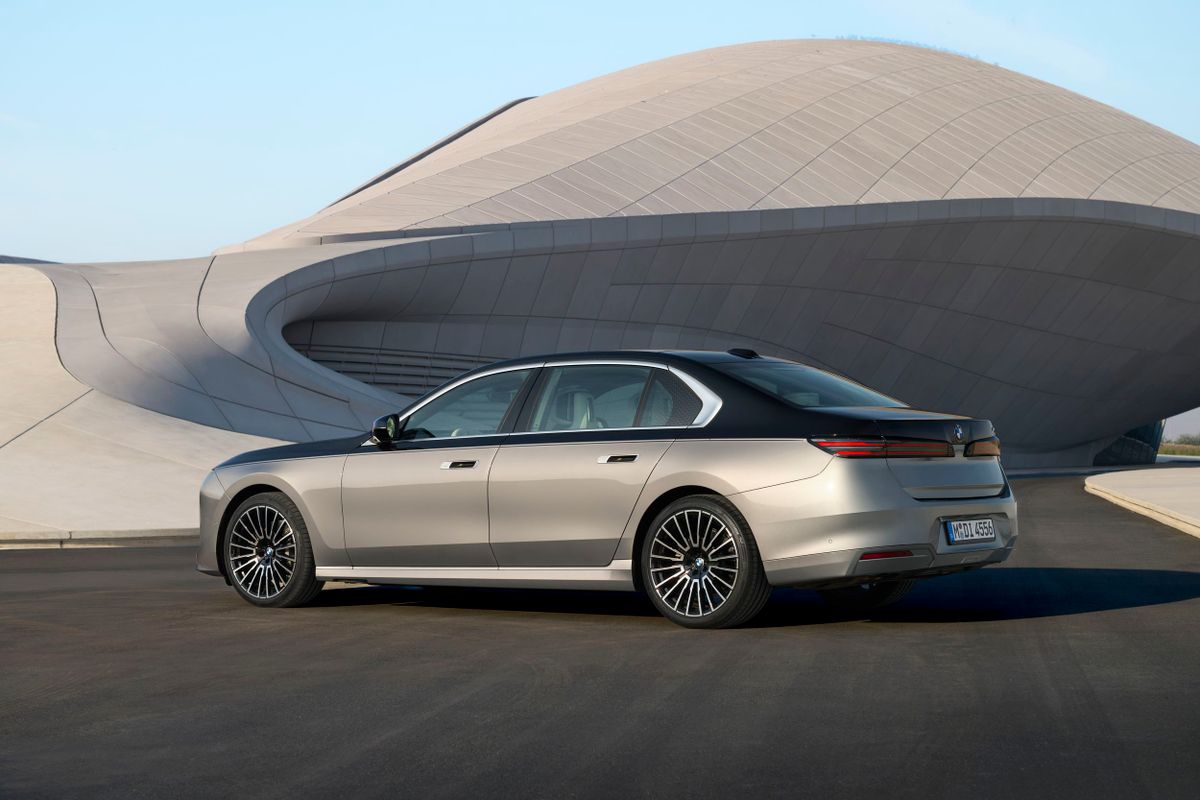 ב.מ.וו סדרה 7. הרכב.