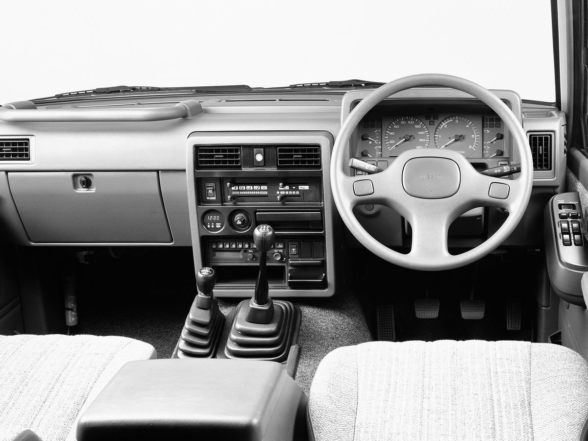 ניסאן ספארי 1987. מושבים קדמיים. רכב שטח 5 דלתות, 4 דור