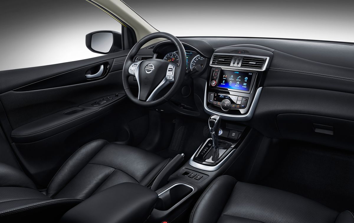 Nissan Tiida 2015. Front seats. Hatchback 5-door, 2 generation