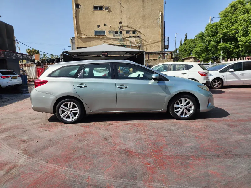 טויוטה אוריס יד 2 רכב, 2015