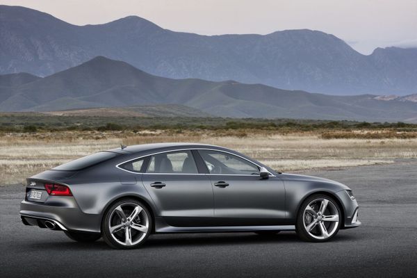 أودي RS7 2013. الهيكل، المظهر الخارجي. ليفتباك, 1 الجيل