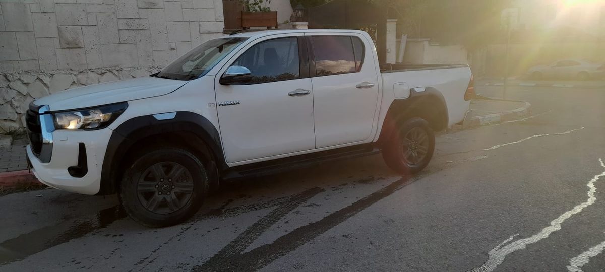 Toyota Hilux с пробегом, 2022