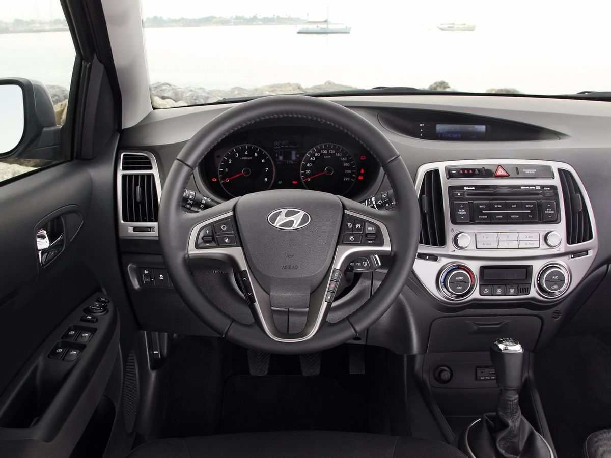 Hyundai i20 2012. Tableau de bord. Mini 3-portes, 1 génération, restyling