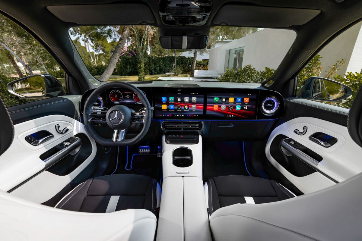 Mercedes GLB. Передние сидения.