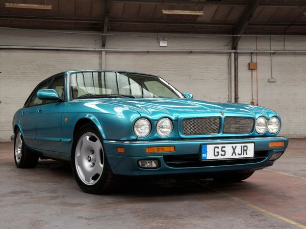 יגואר XJR ‏1994. מרכב, צורה. סדאן, 2 דור