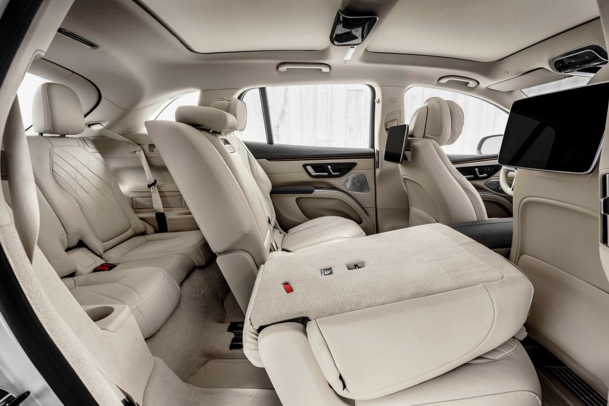 מרצדס-בנץ EQS SUV 2022. מושבים אחוריים. רכב שטח 5 דלתות, 1 דור