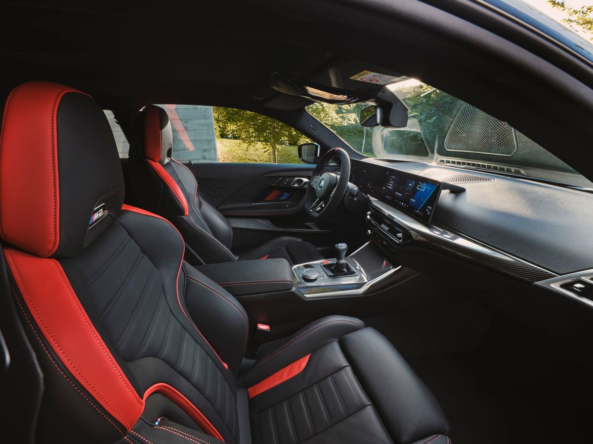 BMW M2. Передние сидения.