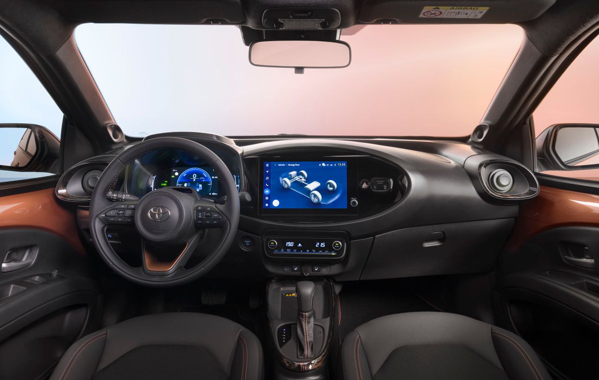 Toyota Aygo 2025. Передние сидения. Мини 5 дверей, 3 поколение, рестайлинг
