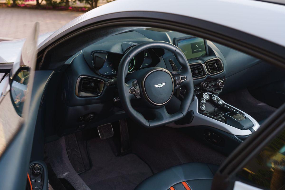 Aston Martin Vantage 2017. Tableau de bord. Coupé, 4 génération