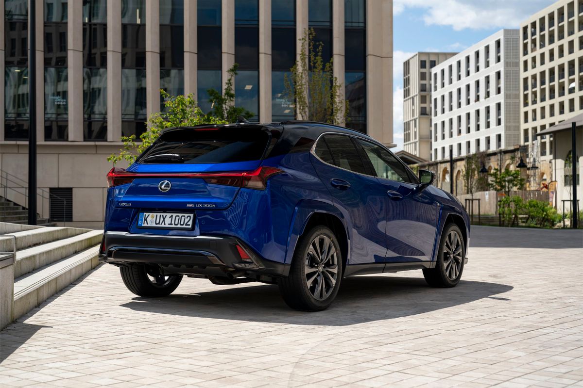 Lexus UX. Кузов, экстерьер.