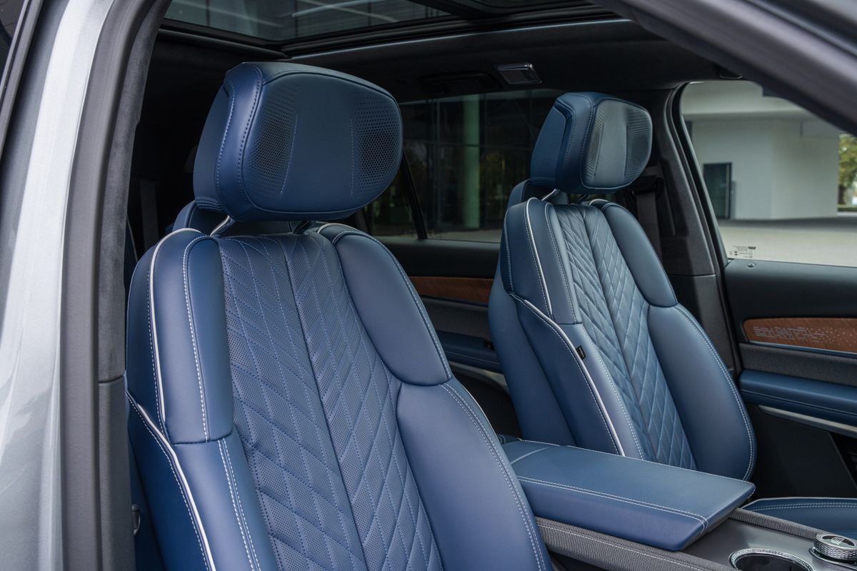Cadillac Vistiq 2024. Передние сидения. SUV 5 дв., 1 поколение