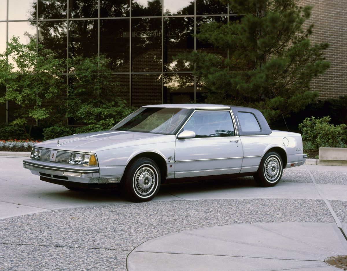 Oldsmobile Ninety Eight 1985. Carrosserie, extérieur. Coupé, 10 génération