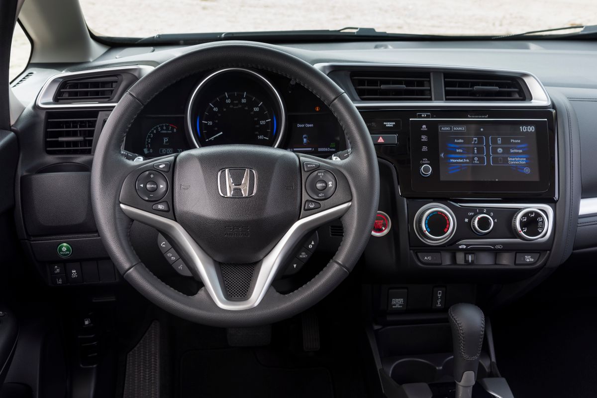 Honda Jazz 2017. Dashboard. Mini 5-doors, 3 generation, restyling