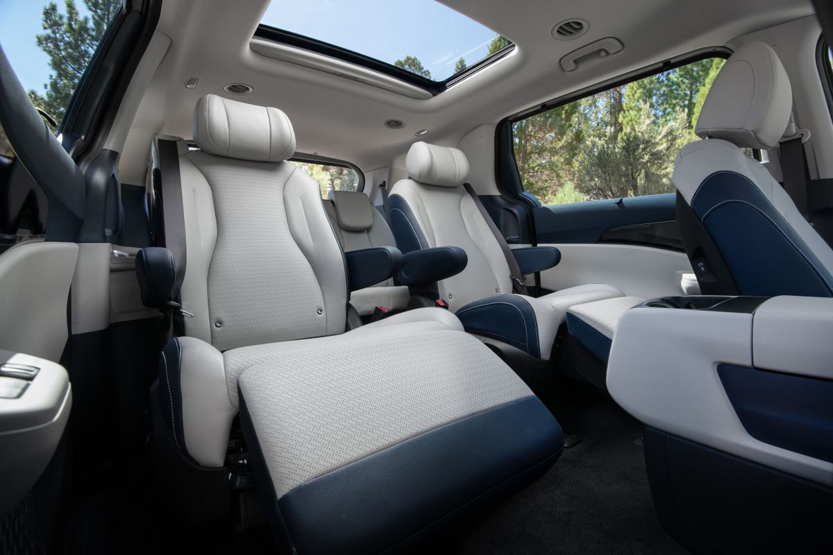 Kia Carnival 2023. Задние сидения. Минивэн, 4 поколение, рестайлинг