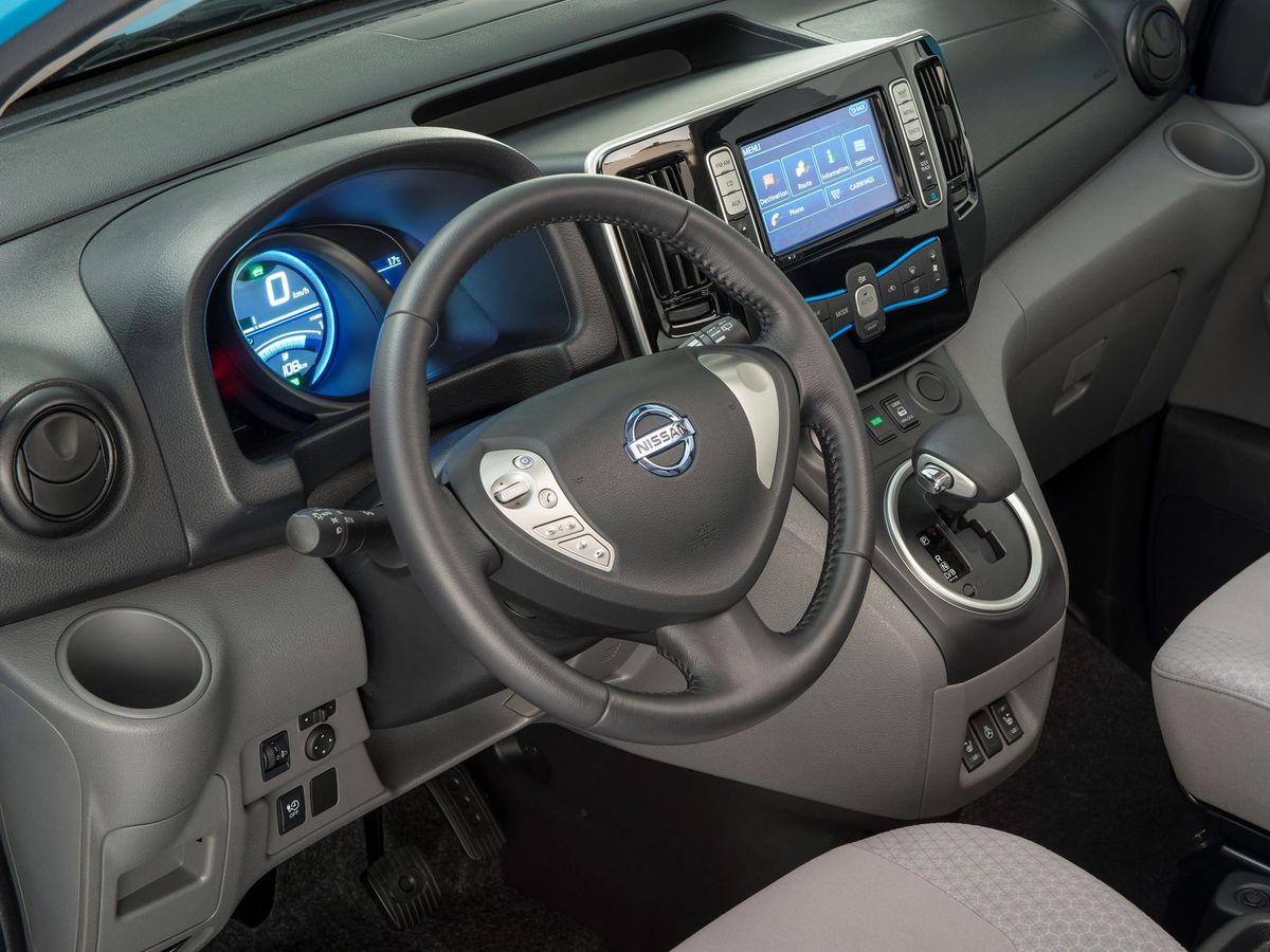 Nissan E-NV200 2017. Dashboard. Minivan, 1 generation, restyling