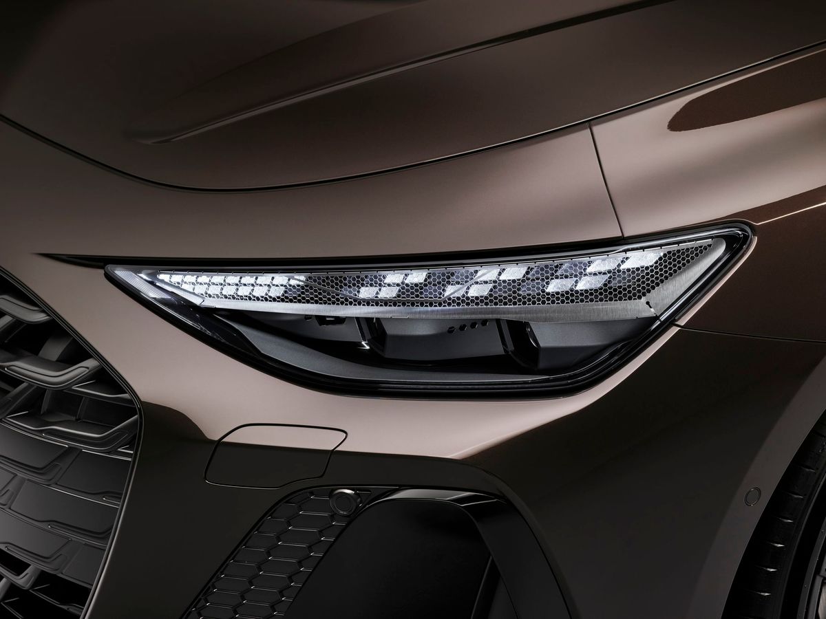 Audi A6 2025. Передние фары. Универсал 5 дв., 6 поколение