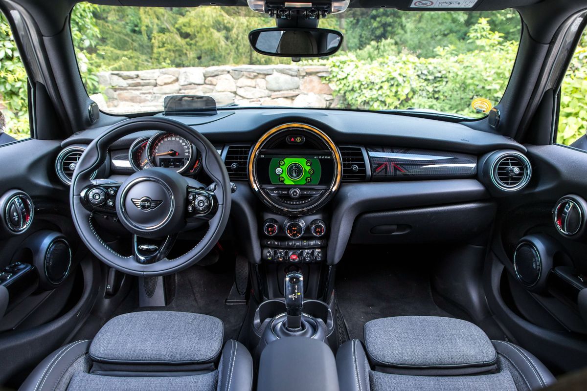 MINI Hatch 2018. Front seats. Mini 5-doors, 3 generation, restyling