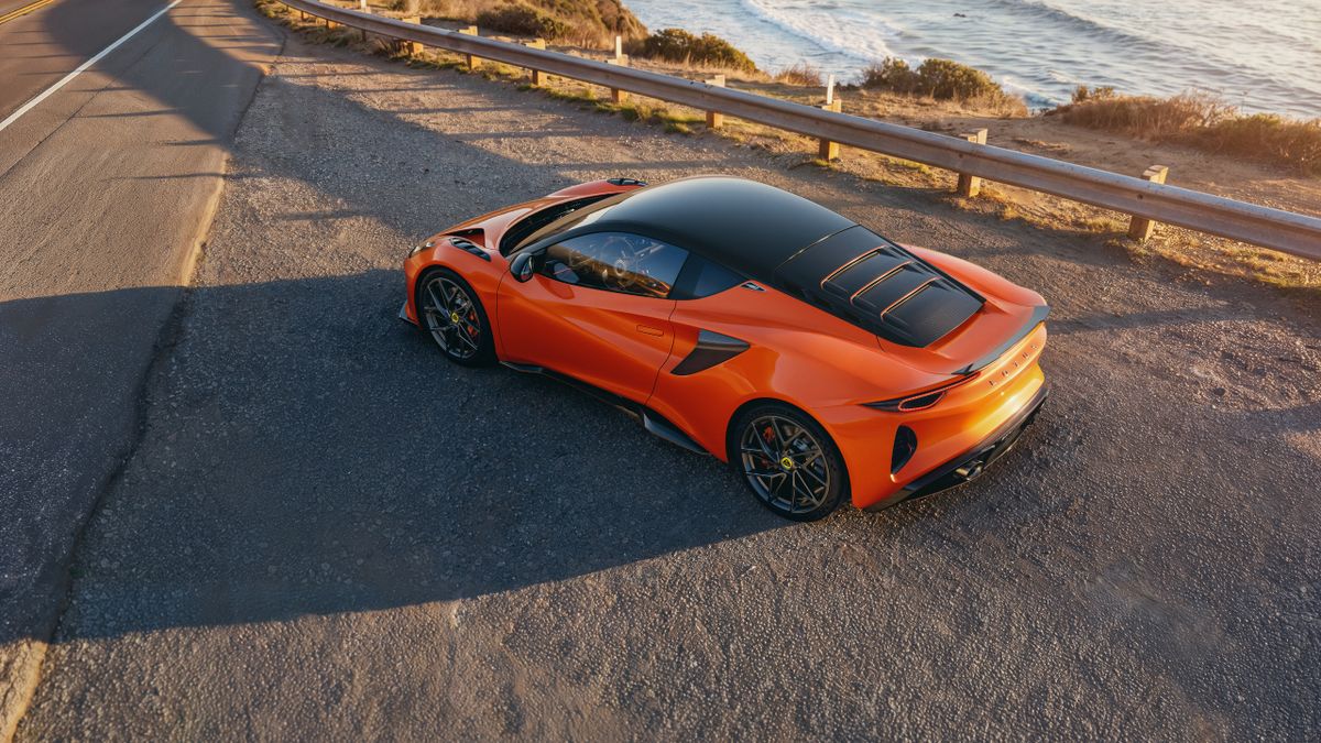 Lotus Emira. Кузов.