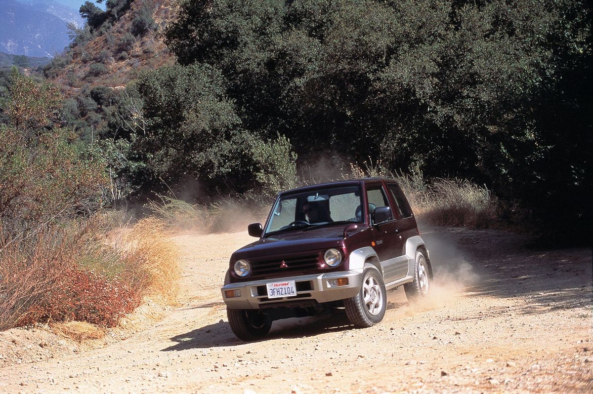 מיצובישי  פאג'רו ג'וניור 1995. מרכב, צורה. רכב שטח 3 דלתות, 1 דור