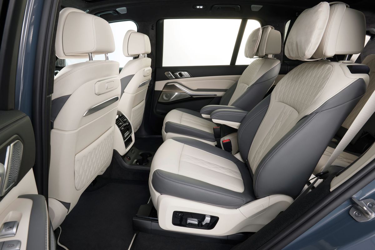 بي إم دبليو X7 2022. المقاعد الخلفية. SUV ٥ أبواب, 1 الجيل، تحديث 1