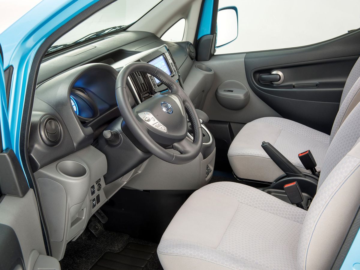 Nissan E-NV200 2017. Siéges avants. Monospace, 1 génération, restyling