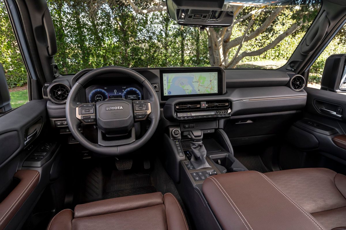 Toyota Land Cruiser 2024. Передние сидения. SUV 5 дв., 5 поколение