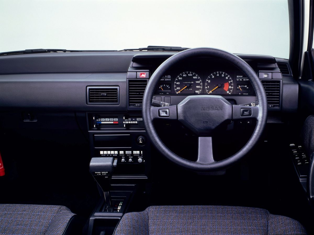 Nissan Liberta Villa 1986. Tableau de bord. Berline, 2 génération