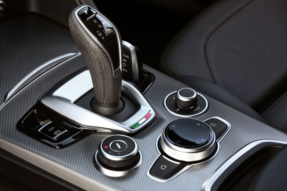 Alfa Romeo Stelvio 2016. Console centrale. VUS 5-portes, 1 génération