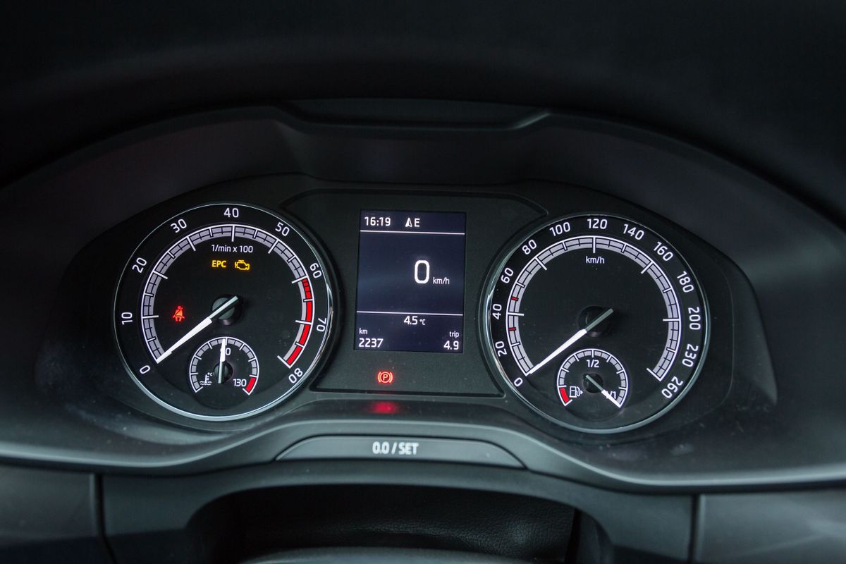Škoda Kodiaq 2016. Tableau de bord. VUS 5-portes, 1 génération