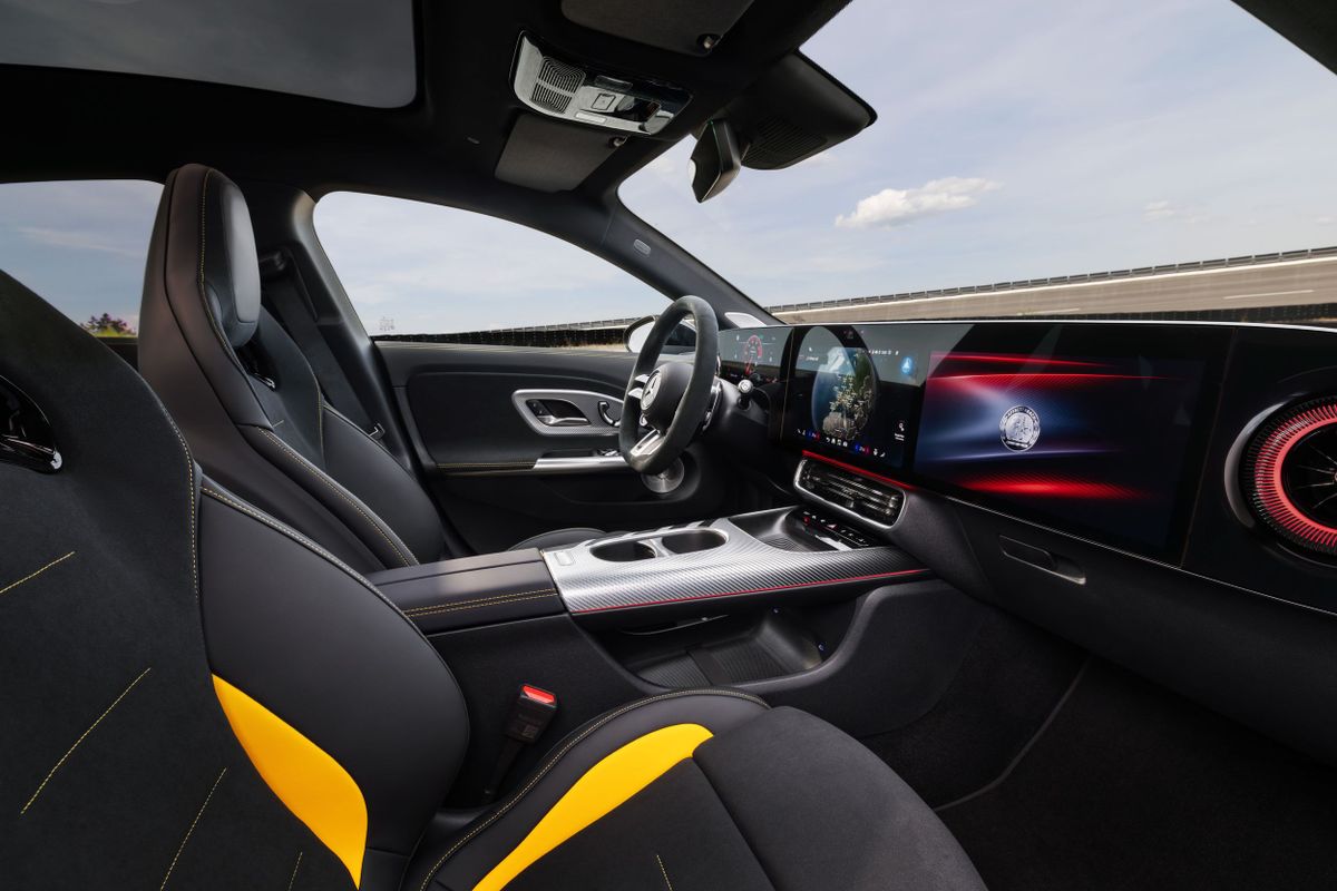 Mercedes CLA AMG. Передние сидения.
