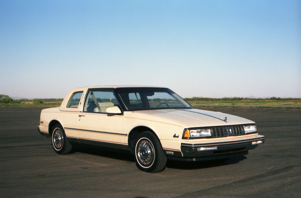 Oldsmobile Ninety Eight 1985. Carrosserie, extérieur. Coupé, 10 génération