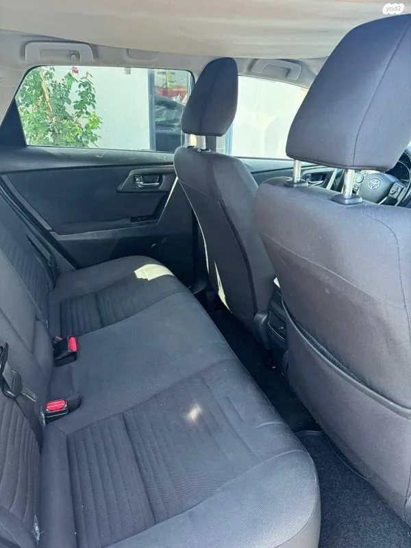 Toyota Auris 2nd hand, 2015