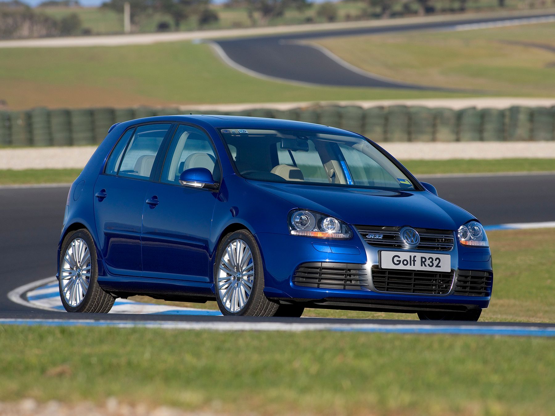 Volkswagen golf v. Фольксваген гольф r32. Golf 5 r32. Golf r32 mk5. VW Golf 5 r32.