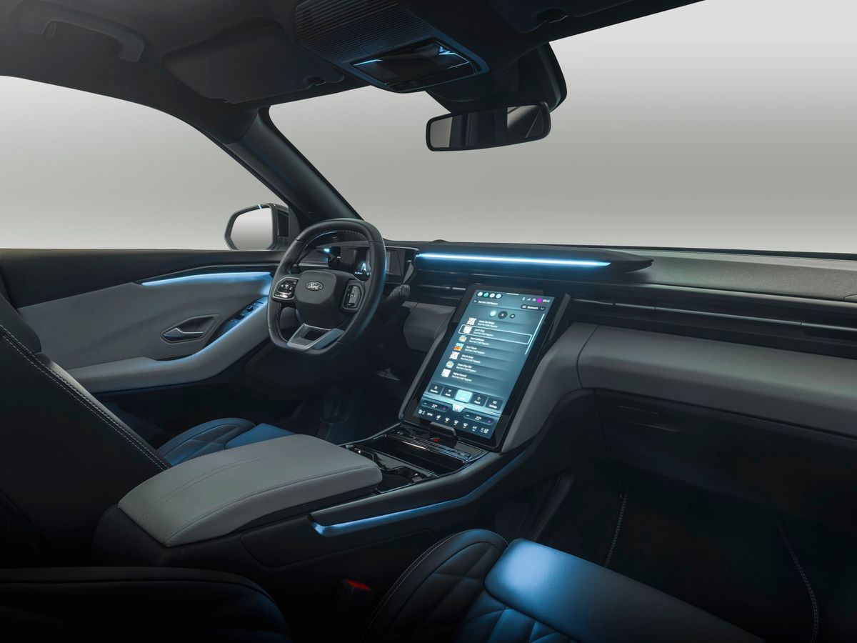 פורד אקספלורר EV ‏2024. מושבים קדמיים. רכב שטח 5 דלתות, 1 דור