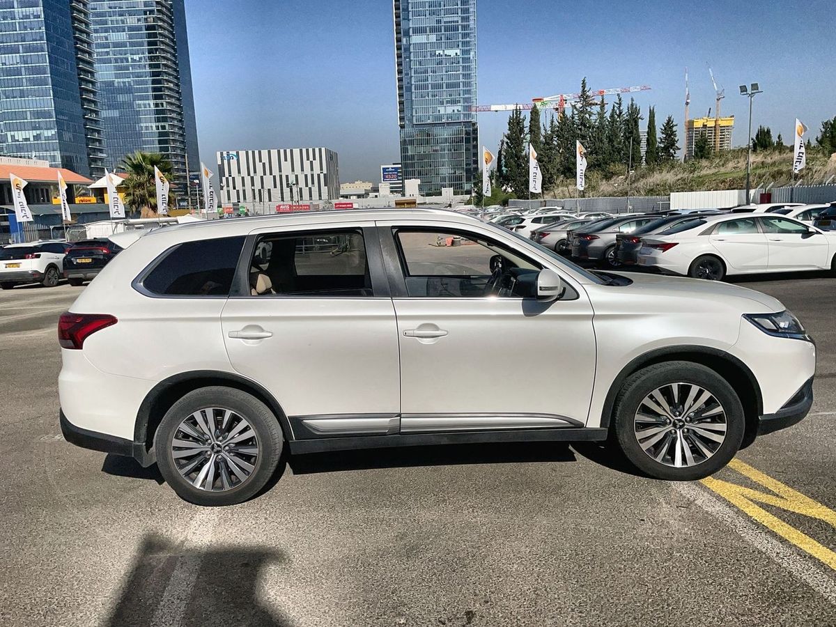 Mitsubishi Outlander 2nd hand, 2020