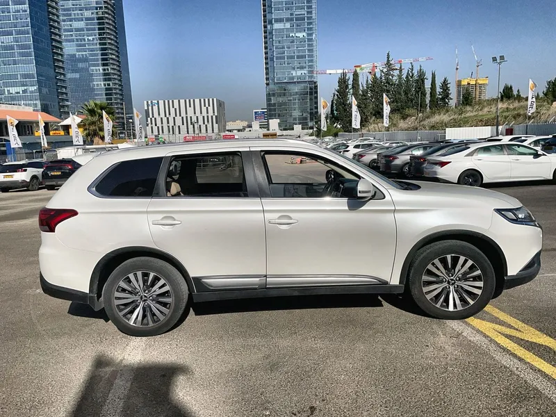 Mitsubishi Outlander 2nd hand, 2020