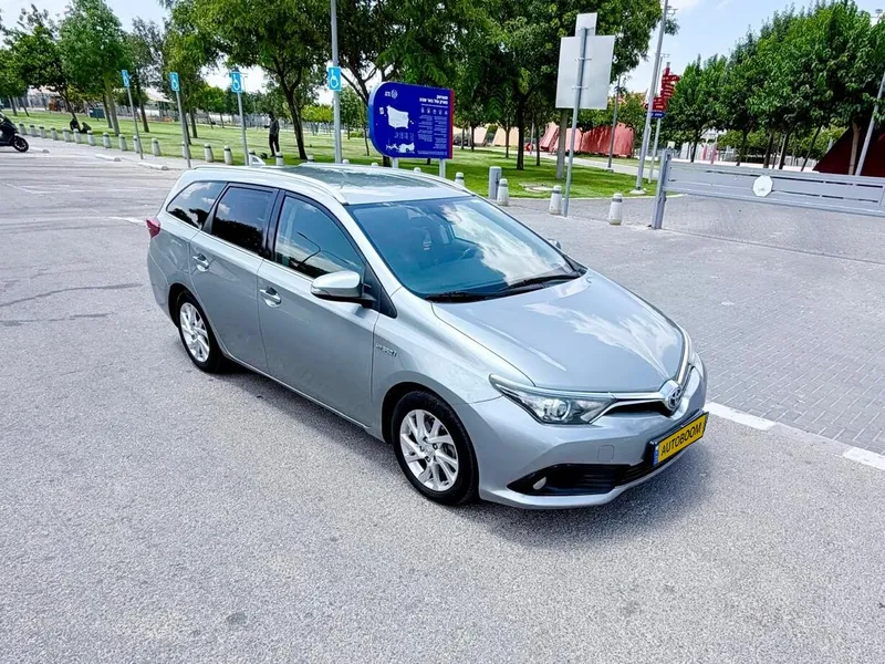 Toyota Auris 2nd hand, 2017