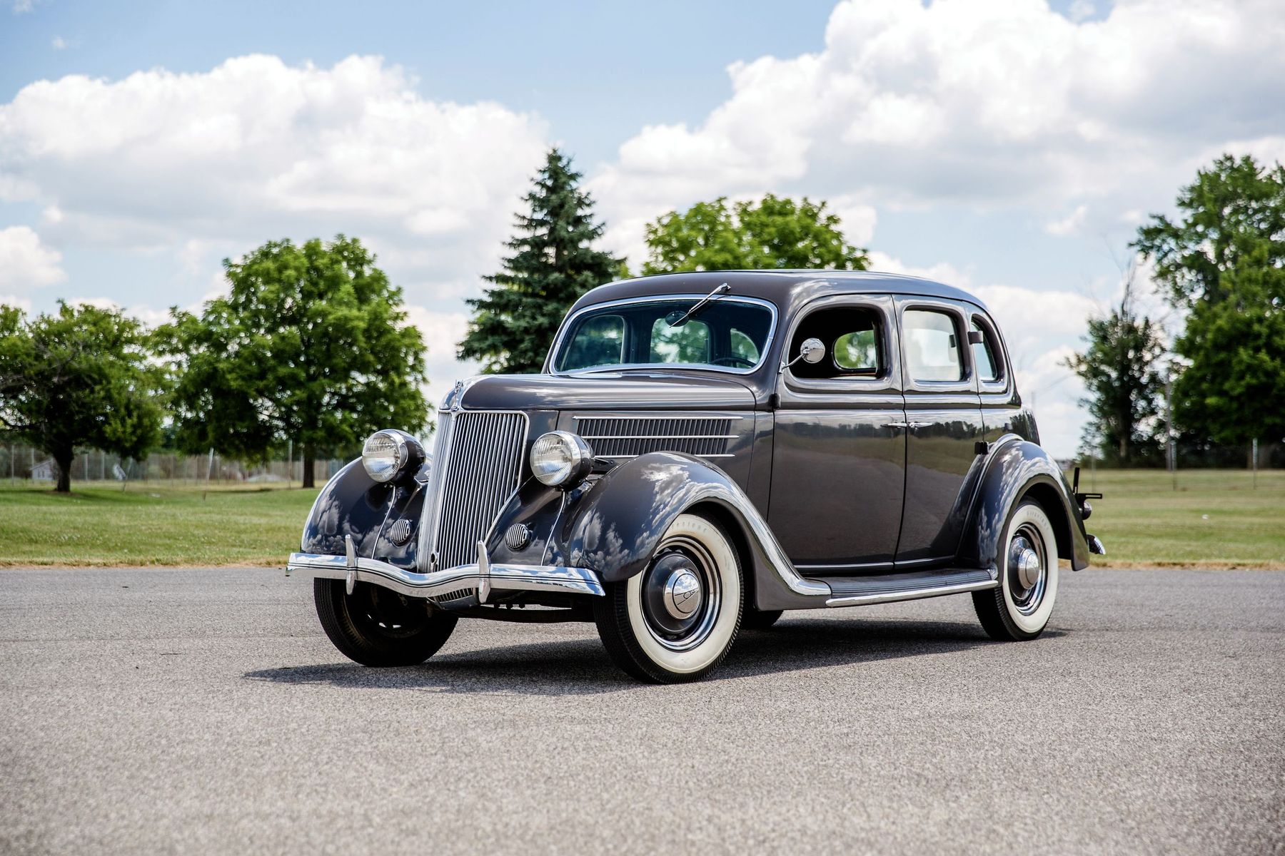 Ford v 8 sedan