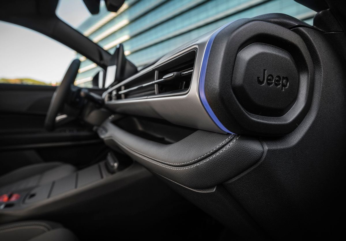 Jeep Avenger. Деталь салона.