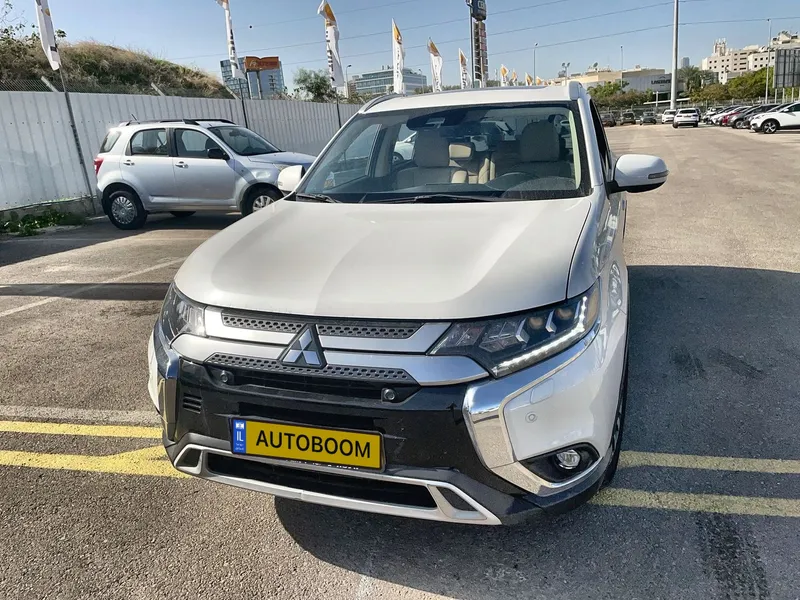 Mitsubishi Outlander 2nd hand, 2020
