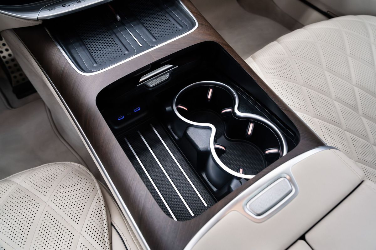 Mercedes S-Class. Центральная консоль.