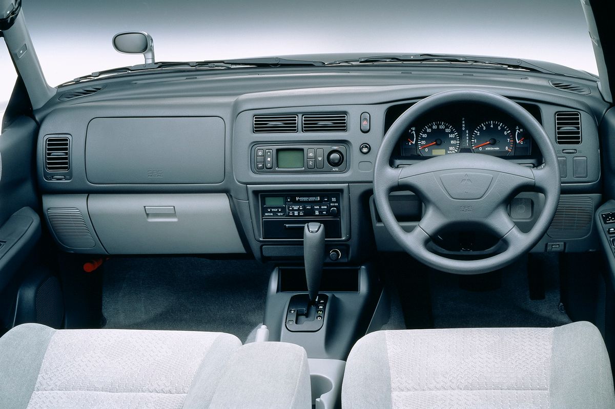 Mitsubishi Challenger 1999. Front seats. SUV 5-doors, 1 generation, restyling