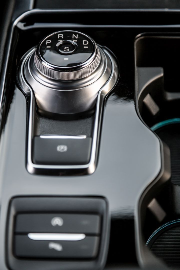 Ford Edge 2018. Console centrale. VUS 5-portes, 2 génération, restyling